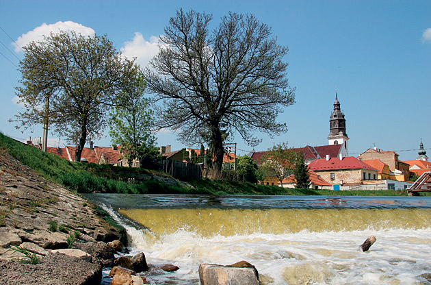 V Uherském Ostrohu se narodil spisovatel Zdeněk Galuška, pole jehož knihy byl natočen známý televizní seriál Slovácko sa nesúdí