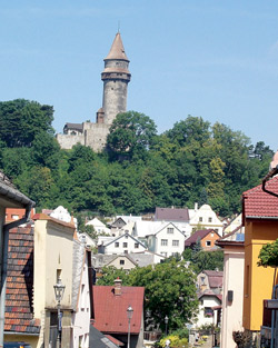 Průhled příjezdovou ulicí na hrad Štramberská Trůba