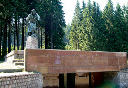 Památník partyzánskému odboji na vrcholu stoupání v Makovském průsmyku