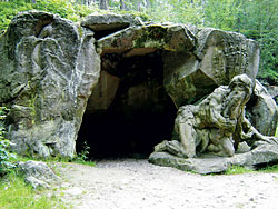Braunův poustevník vylézá z jeskyně (Betlém u Kuksu)