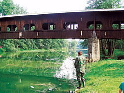 Krytá dřevěná lávka v Kynšperku nad Ohří byla postavena v roce 1950. Je 63 metrů dlouhá a 2,5 metru široká. Z každé strany je možno sledovat řeku jedním ze 13 okenních otvorů.