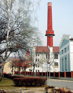 Ze zámku Dobrovice je dnes cukrovar s čadícími komíny