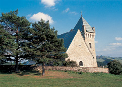 Opevněný kostel Archanděla Michaela nad Vítochovem stojí od 13. století