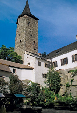 Nádvoří a věž hradu Roštejn