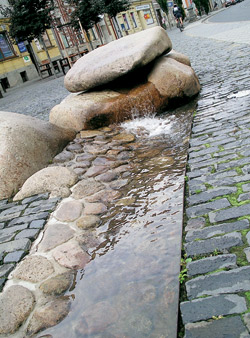 Umělý potůček na Nejdeckém náměstí