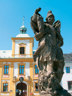 Jedna ze soch náměstí Manětína