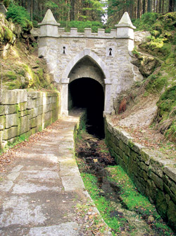 Vodní tunel Schwarzenberskéko kanálu protékající pod kopcem Plešivec